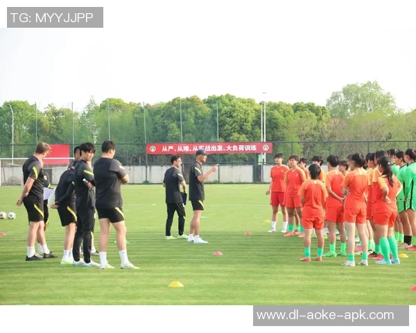 提升上海青少年足球水平的专业教练团队与发展策略探讨